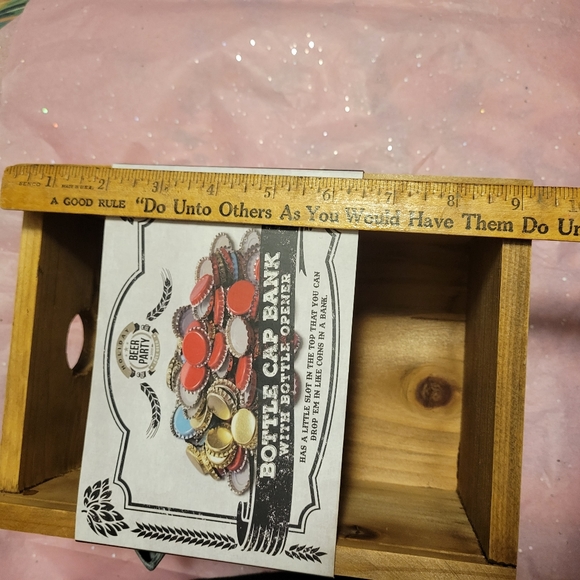 NWT ~ 2 Pair Beer Socks & Bottle Cap Bank ~ Festive & Fun! FINAL PRICE! - Picture 14 of 16